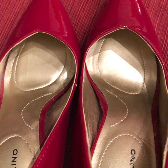 Bandolino Red Point Toe Heels in size 5.5M - Picture 4 of 11